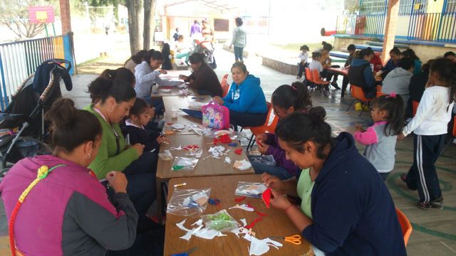 Muy trabajadoras nuestras madres de familia